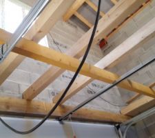 Installation plancher du garage contre mur et chevrons