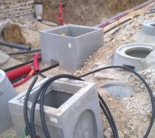 Câble électrique en attente de raccordement au réseau