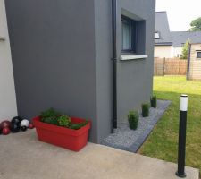 Création d'un parterre à l'est de la partie toit terrasse.

Cailloux gris en place