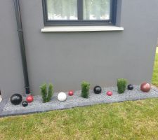 Création d'un parterre à l'est de la partie toit terrasse.

FINI!!!!
Et mes boules en grès ont trouvé leur place!
:-D