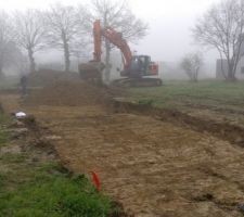 Debut du terrassement. Entreprise de terrassement pris avec le constructeur. Empierrement à payer par nous même mais budgétisé avec le constructeur. Enlèvement des terres à notre charge