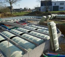 Montage des hourdis quelques jours plus tard (ici choix de construction par hourdis en materiaux "bois compr&eacute;ss&eacute;" non isol&eacute;. L'isolation sera fait dans un second temps par isolation projet&eacute; sur la dalle