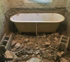 Destruction margelle et retrait baignoire fonte acier