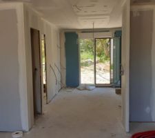 Vue de l'entrée et de la cuisine au fond