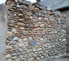 Mur ouest du local de rangement sabl&eacute; (pierre apparente)