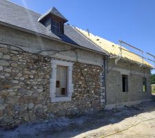 Début pose charpente garage et mur extérieur bâtiment existant sablé