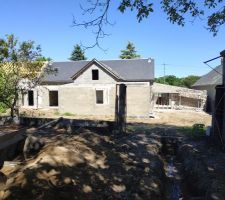 Vue façade Ouest de la maison (gros cyprès coupé)