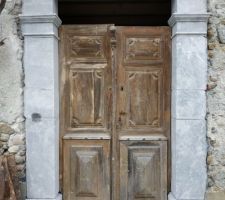 Sablage de l'encadrement de la porte d'entr&eacute;e