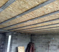 Le hourdis du garage : isolant polystyr&egrave;ne avec sous-face OSB pour &eacute;viter que le polystyr&egrave;ne s'abime et pare-feu.