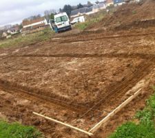 Les maçons au travail, mise en place des fers, en l'attente du béton pour les fondation