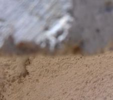 Cela devait être un enduit finition grattée deux couches.