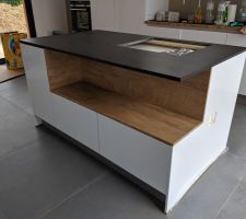 Ilot cuisine en attente de la plaque de cuisson
