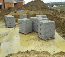 Livraison des agglo du vide sanitaire dans l'eau