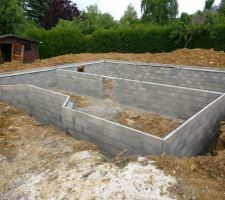 D&eacute;but de construction du vide sanitaire. C&ocirc;t&eacute; face avant