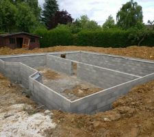 D&eacute;but de construction du vide sanitaire. C&ocirc;t&eacute; face avant