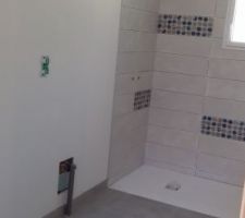 Salle de bain principale: carrelage, faïence et receveur douche posés.