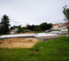 Mise en place de l'isolation, passage des gaines et tuyaux !