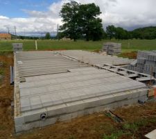 Le ma&ccedil;on est la.