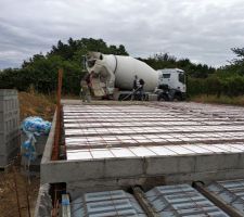 Coulage de la dalle aujourd'hui. Temps id&eacute;al... couvert... 18&deg; dans la journ&eacute;e... pour un 12 juin, c'est plut&ocirc;t pas mal.