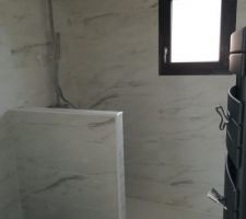 Coucou tout le monde
Le plombier vient de poser la colonne de douche ?
Nous sommes vraiment heureux ça rend super bien.