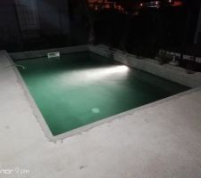 Remplissage de la piscine, essais de filtration et éclairage.