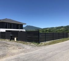 Clôture en cours de réalisation et prochaine étape les bordures granit, seuil de portail et pilier alu.