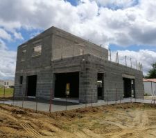 La maison avance !
La charpente a été posé il y a deux semaines. 
Les couvreurs sont actuellement sur le chantier. 
La pose des menuiseries est prévu en début de semaine prochaine.
Les maçons ont bien avancé. La terrasse a été coulée cette semaine. Ils ont également posé les appuis de fenêtre et aplatit une partie du terrain.

Pourvu que ça continue dans cette lancée :)