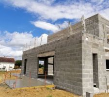 La maison avance !
La charpente a été posé il y a deux semaines. 
Les couvreurs sont actuellement sur le chantier. 
La pose des menuiseries est prévu en début de semaine prochaine.
Les maçons ont bien avancé. La terrasse a été coulée cette semaine. Ils ont également posé les appuis de fenêtre et aplatit une partie du terrain.

Pourvu que ça continue dans cette lancée :)