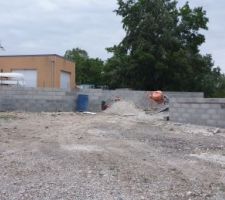 Nous avons avancé concernant le vide sanitaire, étant donné que nous sommes en pente, nous a nous dû élever nos murs à 1.20m. De fait, nous pensons a finalement faire un garage "souterrain" vu qu'il faut juste rajouter 80cm ce qui nous libérerait de l'espace pour notre maison. Nous sommes donc en pleine réflexion.
Ici nous avons la maison vue à partir du sud