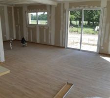 Carrelage effet parquet terminé vu du salon/salle à manger sur la cuisine