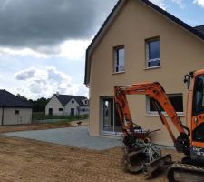 Nivellement du terrain et preparation de la terrasse