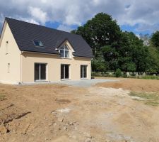 Nivellement du terrain fait sur la moitié du jardin