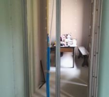 Cloison douche à l'italienne prise coté salle d'eau.