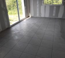 Carrelage RDC, plinthes collées et joints faits