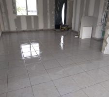 Carrelage RDC, plinthes collées et joints faits