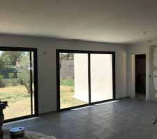 On attend toujours qu'ils rendent le mur de la cuisine droit...