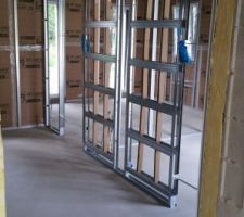 Pose de l'isolation et du placo dans l'extension
ici structure pour les 2 portes &agrave; galandage dans l'extension (pour la salle de sport au fond et le bureau sur la droite)