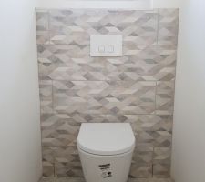 Fa&iuml;ence bati WC &eacute;tage