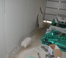 L'eau soufflée sous la porte du garage = beaucoup d'eau dans la maison ! j'ai quand même peur pour la laine de verre...