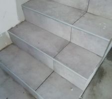 Carrelage de l'escalier en cours