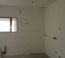 Peinture de la cuisine. Sous couche dulux Valentine architecte. Plafond dulux. Murs tollens velours