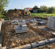 Le chantier n avance pas...les fondations du muret voisin d&eacute;bordant sur le terrain ...statu quo de janvier &agrave; avril...en mai 2018 la decision est enfin prise de raser les debords et on peut monter les fondations !