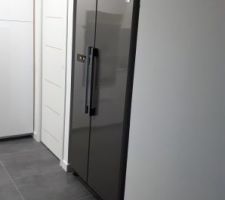 Ça y est!!! Le frigo a enfin trouvé sa place ?