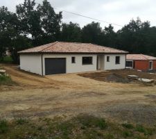 Voici une photo de l'avant de la maison.
Nous avons eu une super nouvelle nous allons normalement récupérer les clés cette semaine ???