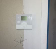 Voici le boîtier pour régler la température il y en a un dans chaque pièce.
Nous avons du gainable.