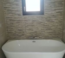 Baignoire îlot blanche.
On nous a bien renseigner à la maison du carrelage.
C'est un peu atypique comme salle de bain vu que la douche a l'italienne est à côté de la baignoire mais ça fait son charme ???