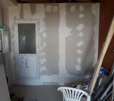 Cloison montée pour la laverie