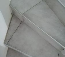 Carrelage et baguettes de l'escalier terminés