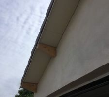 Bandeau sous toiture en éternite beige