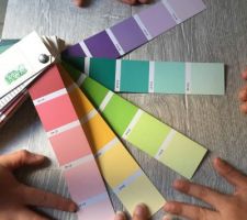 Pendant le choix de la couleur d'un mur des chambres